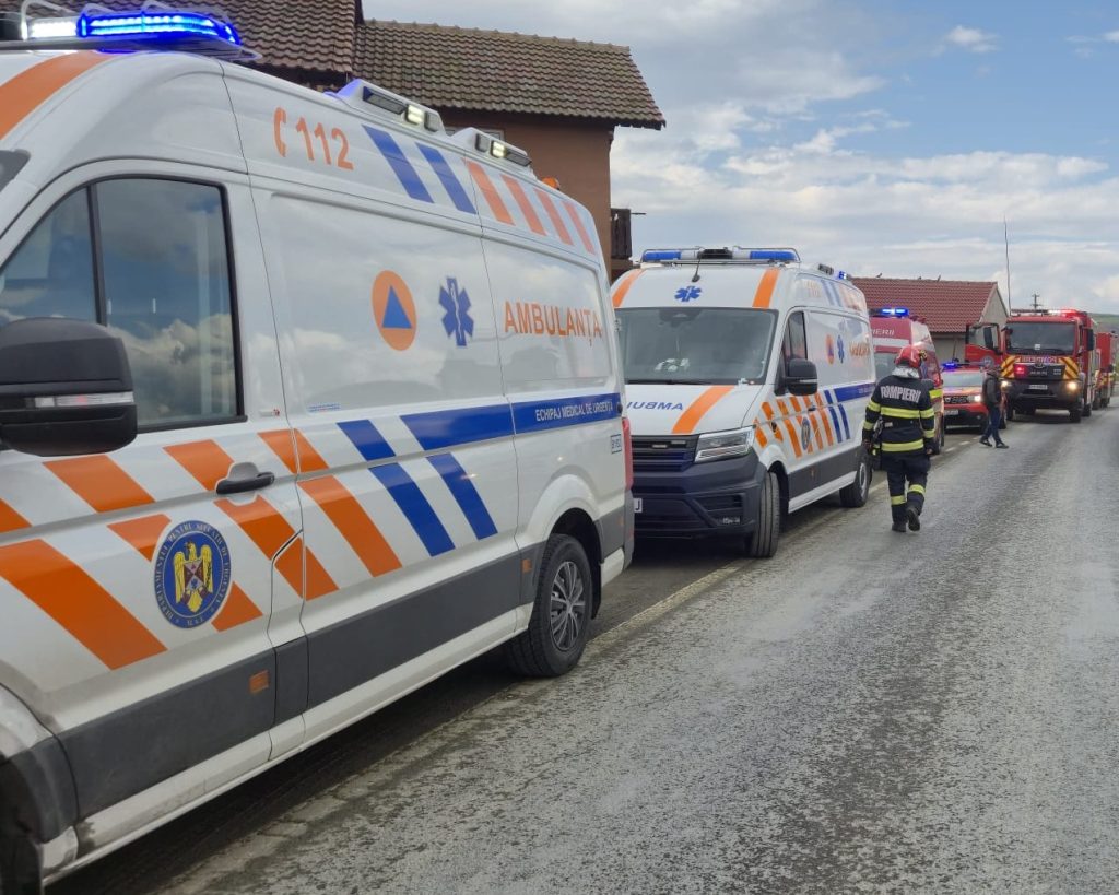 Tragedie în Brăila: Două morți, remorca plină cu colete a lovit o mașină