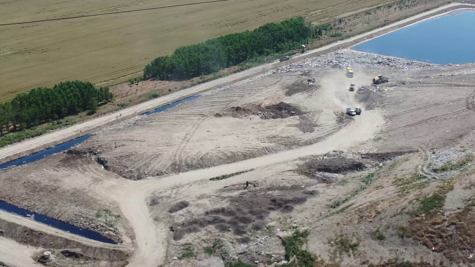 Gropile de gunoi. Curtea respinge blocarea, dar lupta continuă