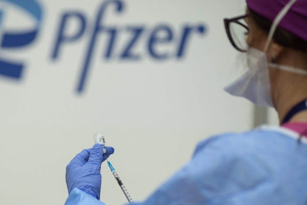Pfizer vs Polonia: Vaccinuri blocate, zboruri în pericol