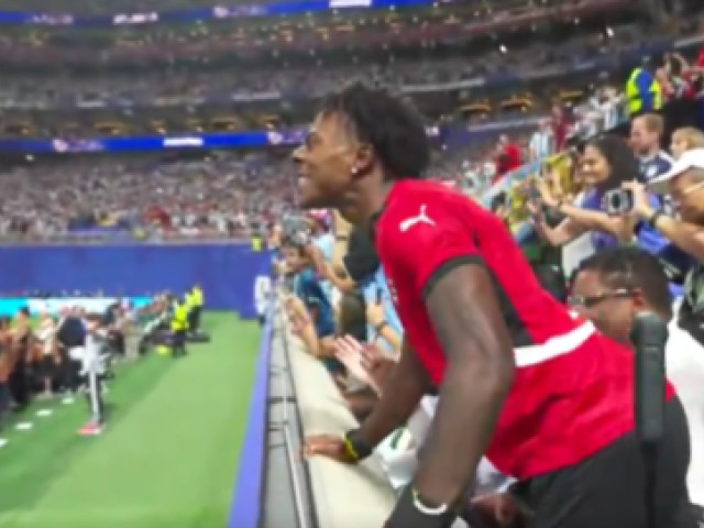 Messi, intimditat la penalty de un fan Ronaldo spectaculos