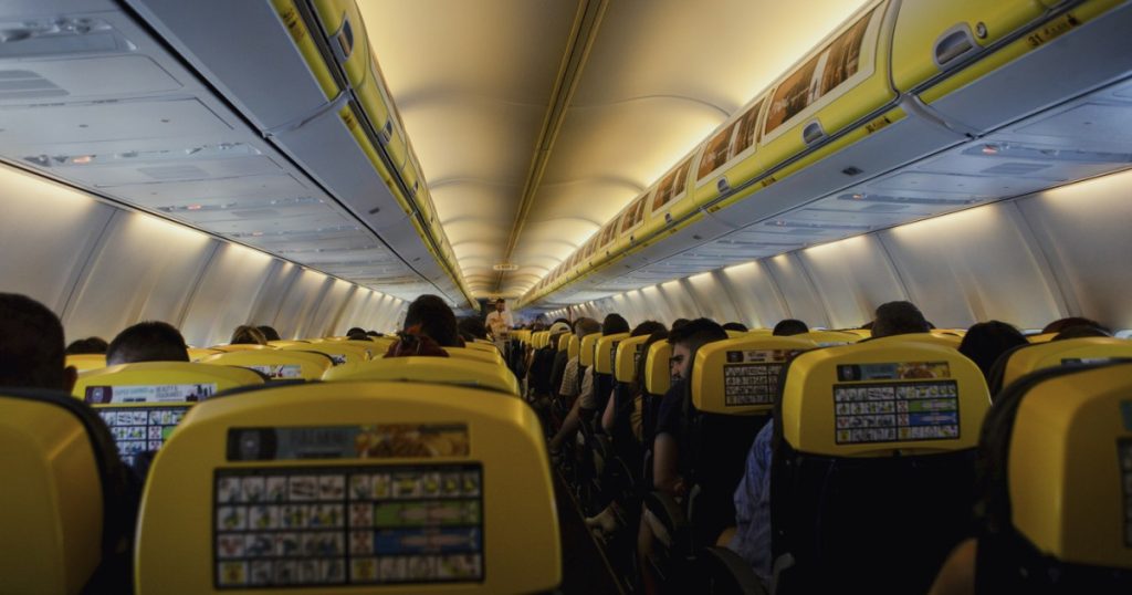 AVION DIN Grecia: PASAGER, APROAPE ASPIRAT SPRE EXTERIOR