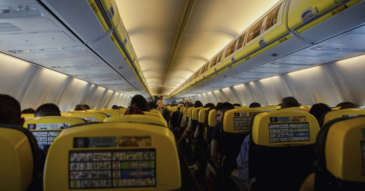 AVION DIN Grecia: PASAGER, APROAPE ASPIRAT SPRE EXTERIOR