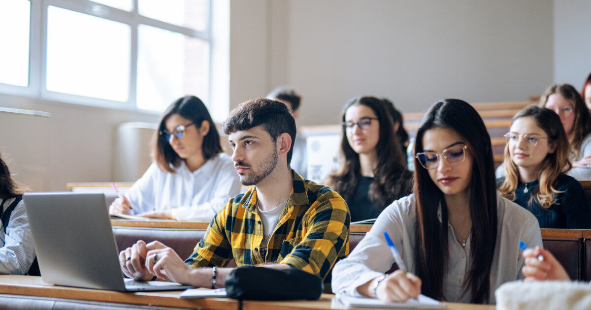 Admitere 2026: Facultăți fără examen, bazate pe media de la Bac