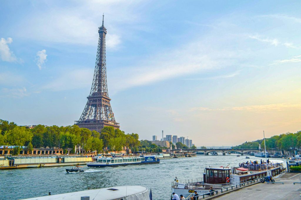 Navă de lux din România, pe Sena la Paris. Cum arată
