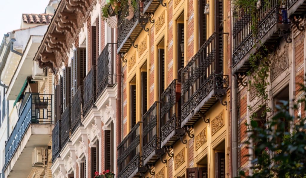 Portar, 50.000 euro, trădare în bloc de lux din Madrid