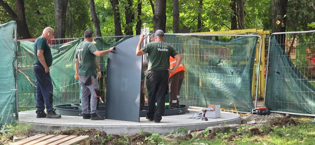Sectorul 4: Foișoare de lux, cât o garsonieră, au apărut în parc