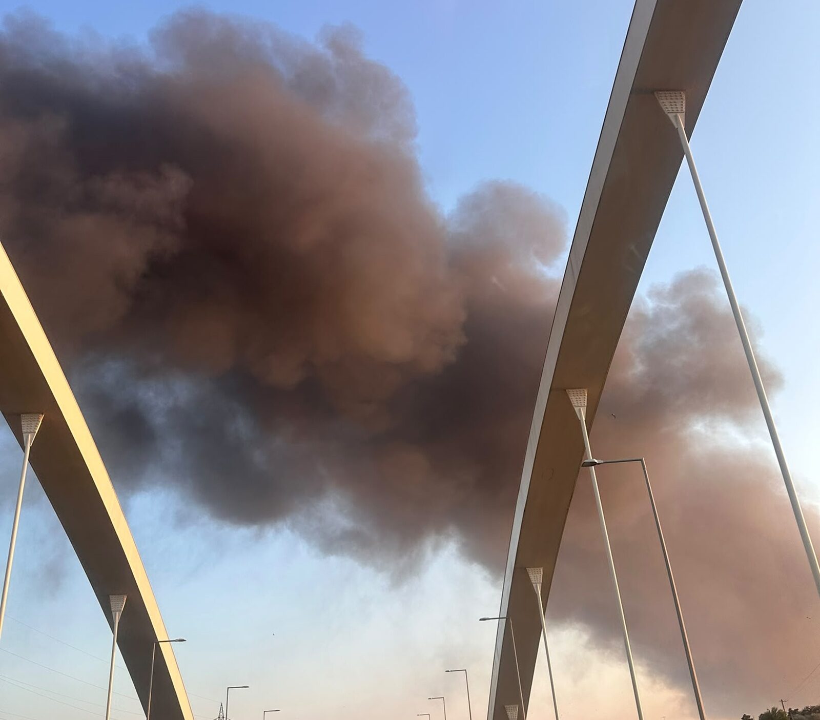 Incendiu MAXIM la Lumina: Fum și gaze toxice, zonă restricționată