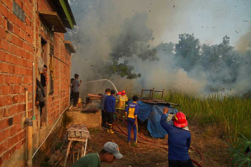 Incendii în Indonezia: Școli închise, mii de pompieri la datorie