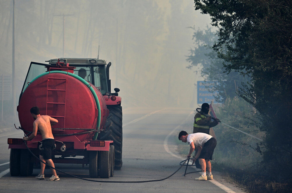 Incendiu Siviri: Evacuare pe mare!