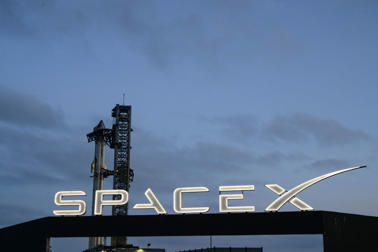 Musk vrea fabrică de sateliți pe Lună. Planul SpaceX revoluționează spațiul