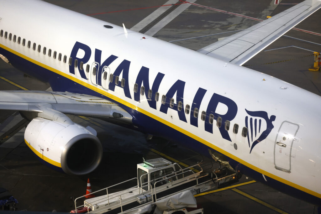 Spargerea geamului Ryanair: Pasager aspirat, cauză necunoscută