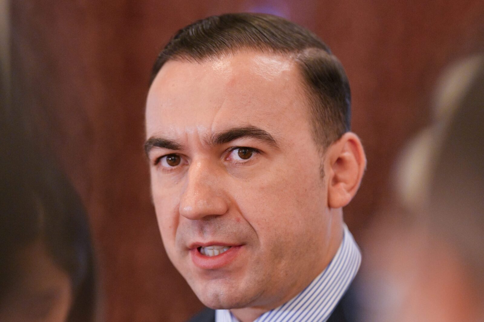 Bogdan Ivan îi cere socoteală lui Bolojan: 2,5 mil. € în 12 ore