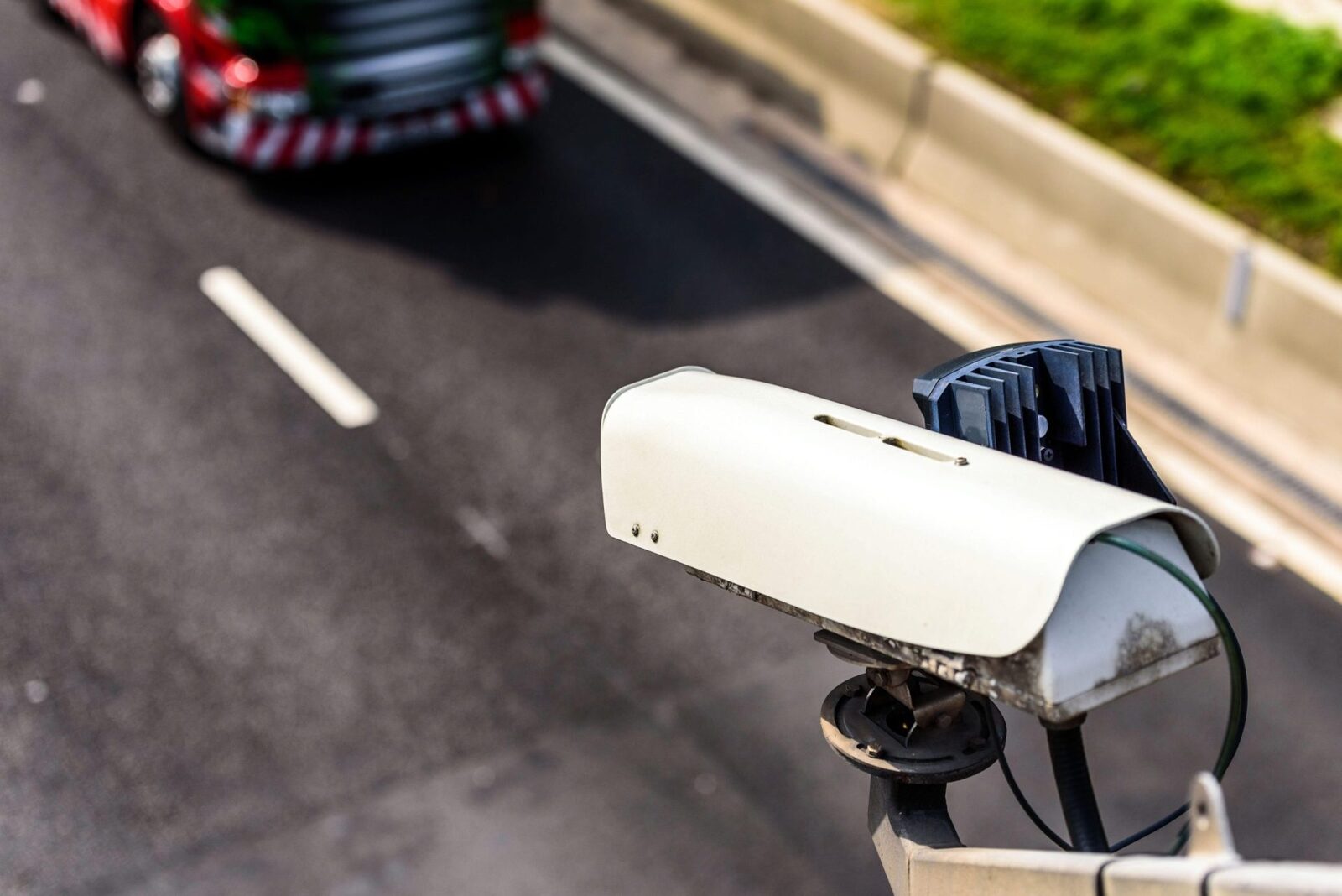 Amenzi automate: Camerele intelijente prind șoferii fără oprire
