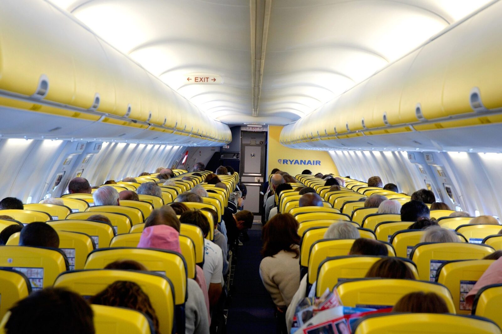 Ryanair: Anchetatorii au elucidat cauza ieșirii pasagerului prin geam