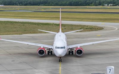Avioane albe: De ce economisesc banii pe cer