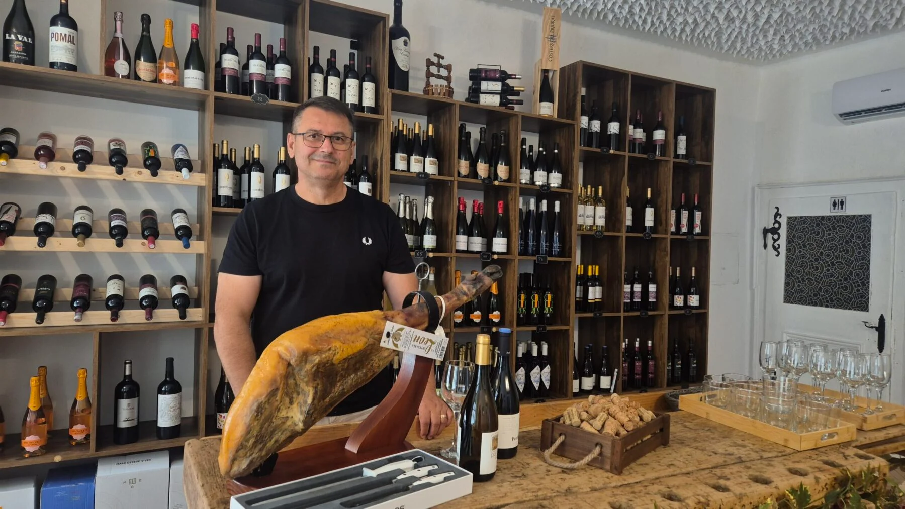 Români din Spania: Afacere de succes la Sibiu cu produse iberice