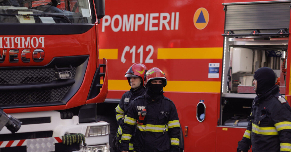 Incendiu puternic la un depozit de uleiuri din Constanța. A fost emis mesaj RO-Alert din cauza fumului dens
