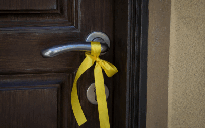 Panglica galbenă la ușă: Ce mesaj transmit proprietarii