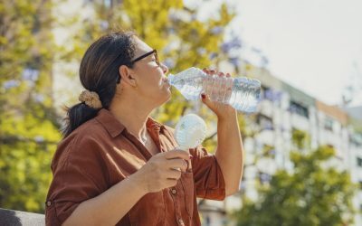 Hidratare pe caniculă: Litri de apă și alimente salvatoare după greutate