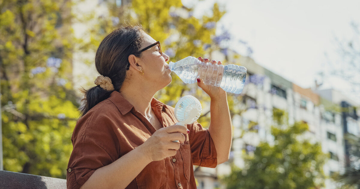Hidratare pe caniculă: Litri de apă și alimente salvatoare după greutate