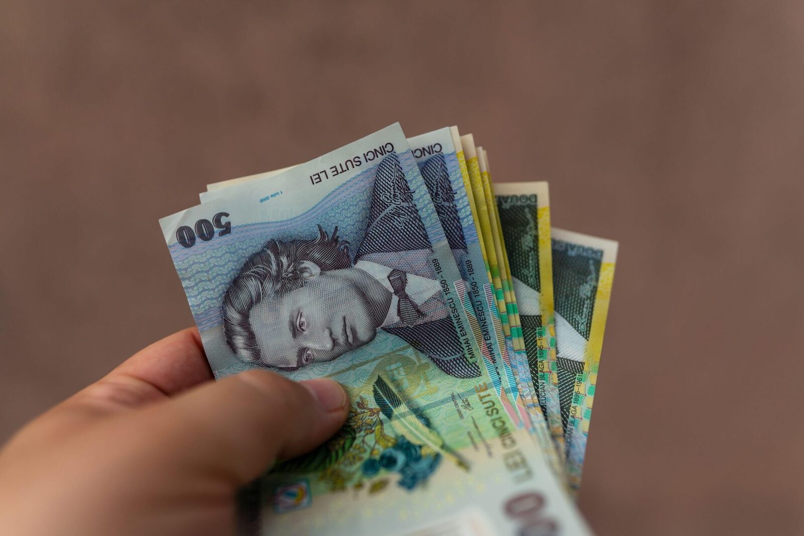 Bani cash la vamă: 10.000 euro/persoană, adulți și copii