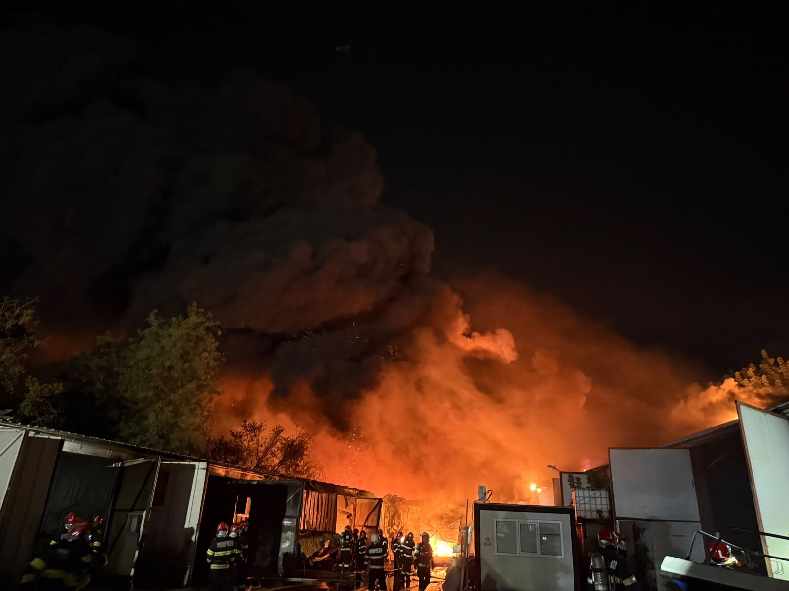 Incendiu MAJOR în București, RO-Alert la 2 dimineața. Norii uriași de fum