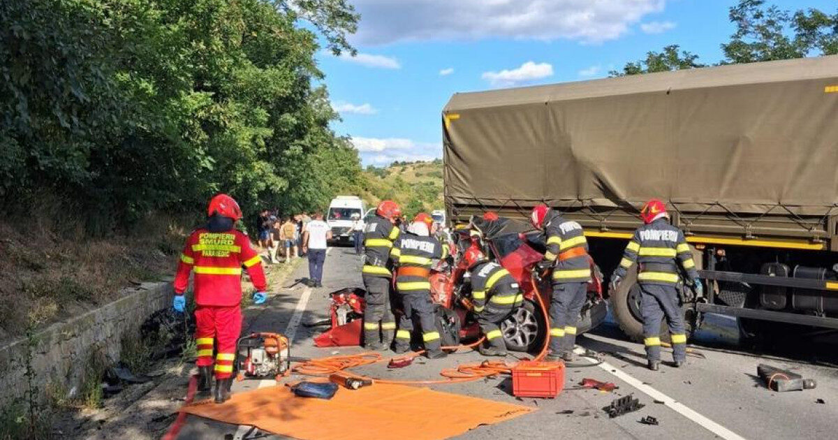 Tragedie pe șosea: Camion militar, trei mașini, trei morți, un copil
