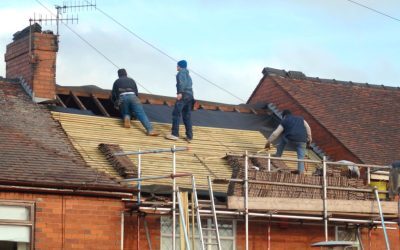 Înșelătorii pe acoperiș: Construiau dezastru și cereau averi. Trei inculpați