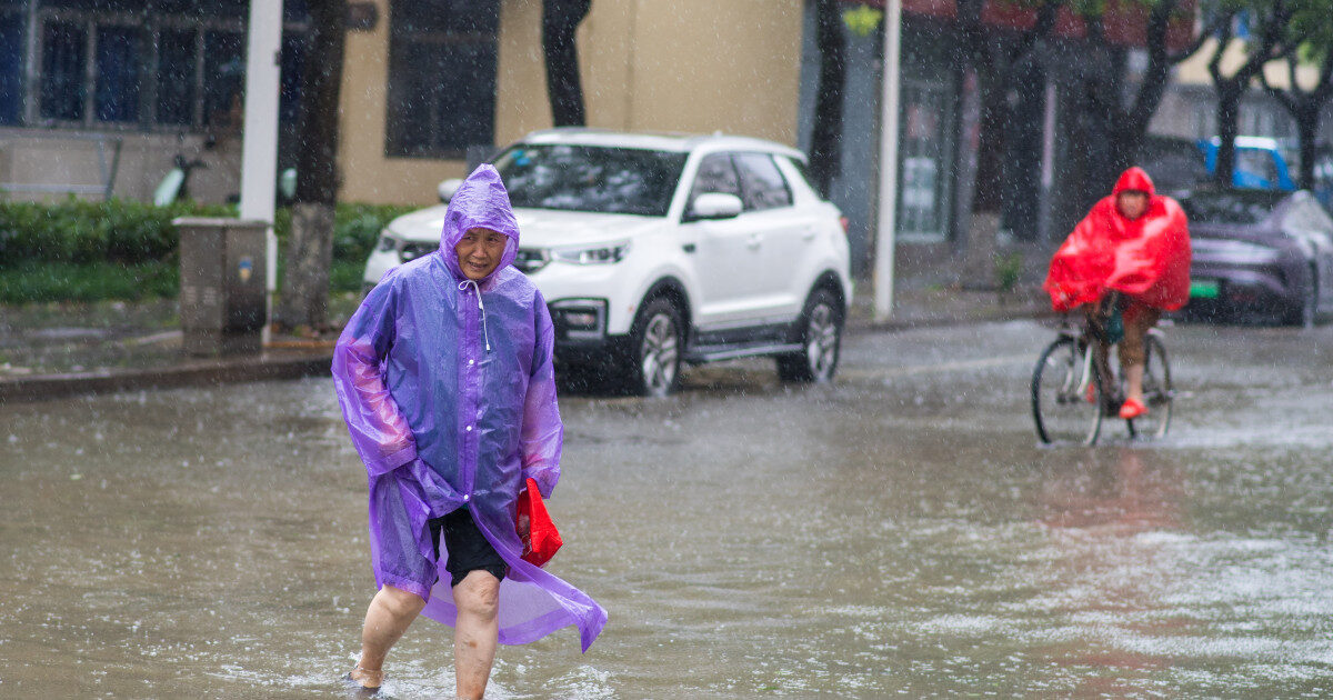 Taifunul Dolphin: 1 milion de evacuați, sute de zboruri anulate în China
