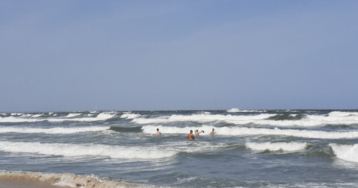 Jandarmii pe plajă la Eforie: Turiști în valuri de 2 metri, ignorați steagul roșu