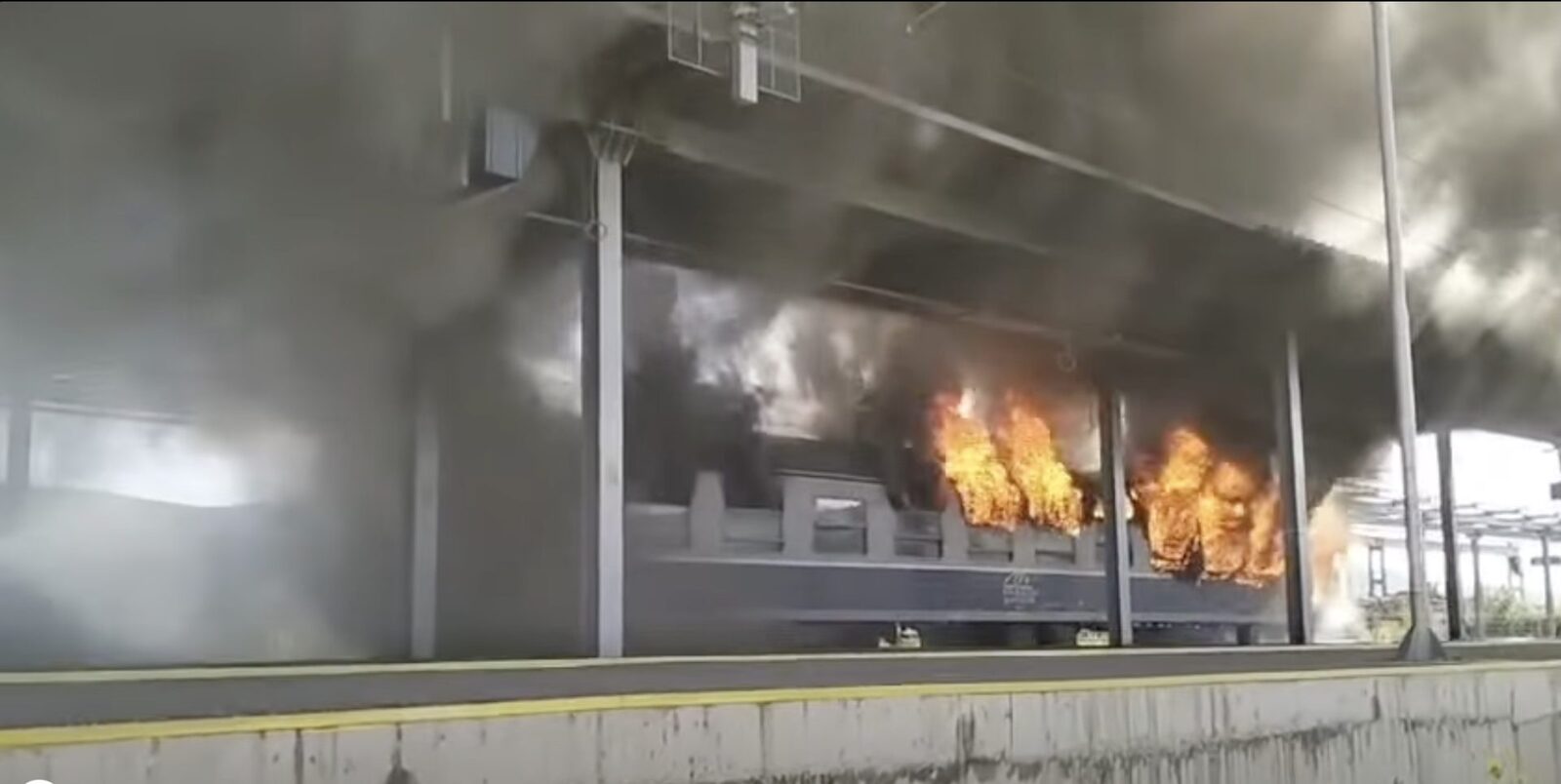 Incendiu la Regio 2030: Patru trenuri blocate, patru ore de așteptare