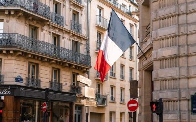 Macron, lovit în Franța: Consiliul Constituțional respinge interzicerea rețelelor pentru minori