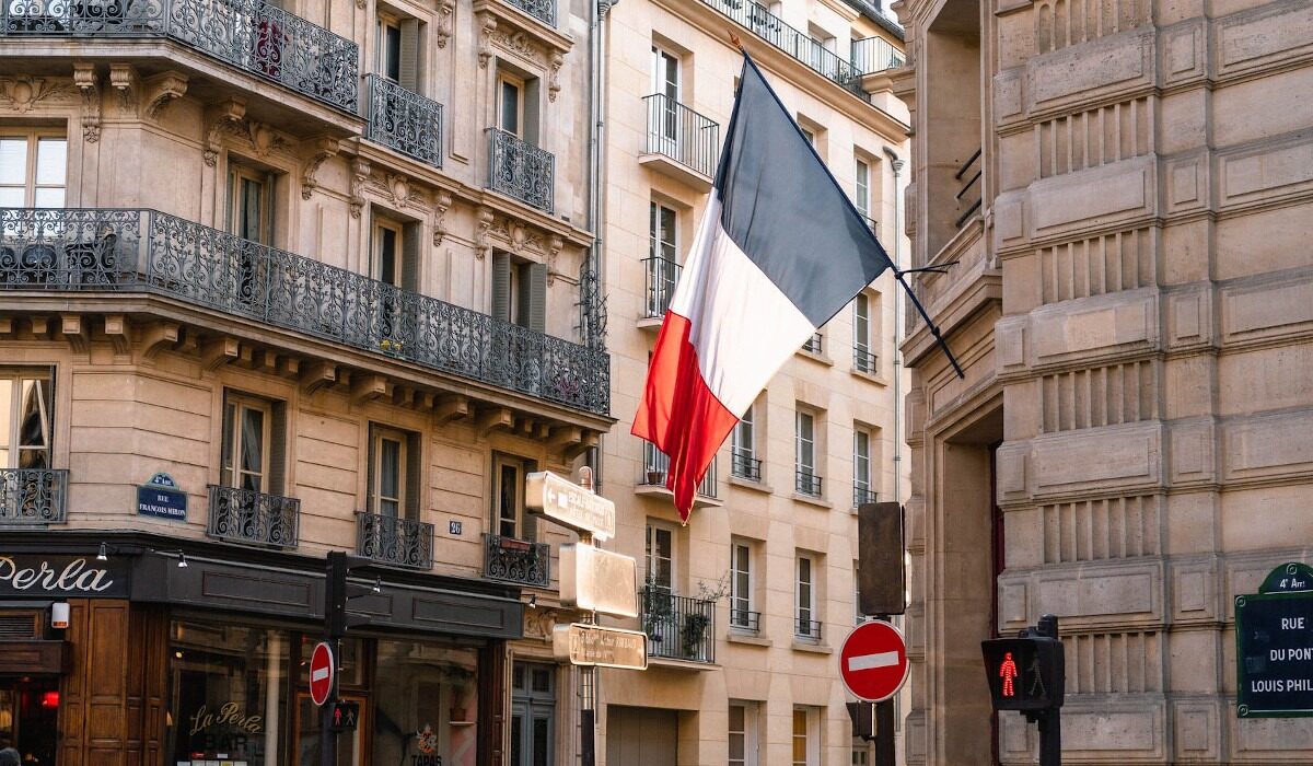 Macron, lovit în Franța: Consiliul Constituțional respinge interzicerea rețelelor pentru minori