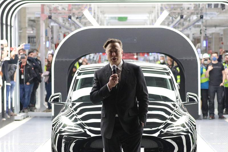 Musk vrea Tesla departe de electric: Presiune uriașă pe producător