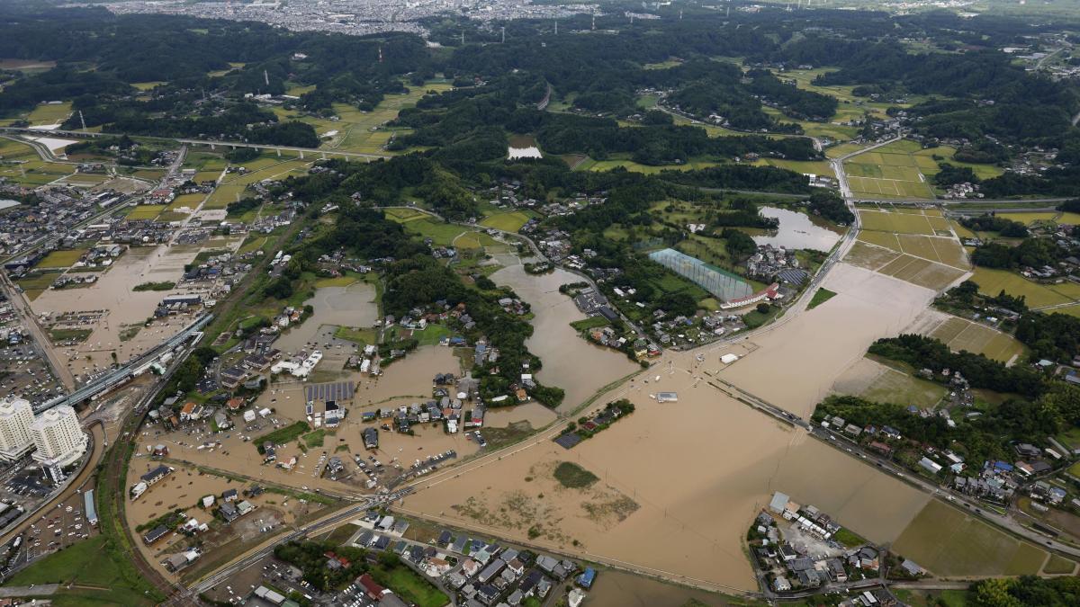 Japonia, sub ape: 6 morți, 400.000 evacuați după o ploaie record