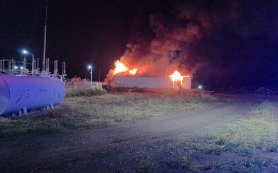 Incendiu la Stâlpu: Flăcări uriașe la hala de baterii din Buzău