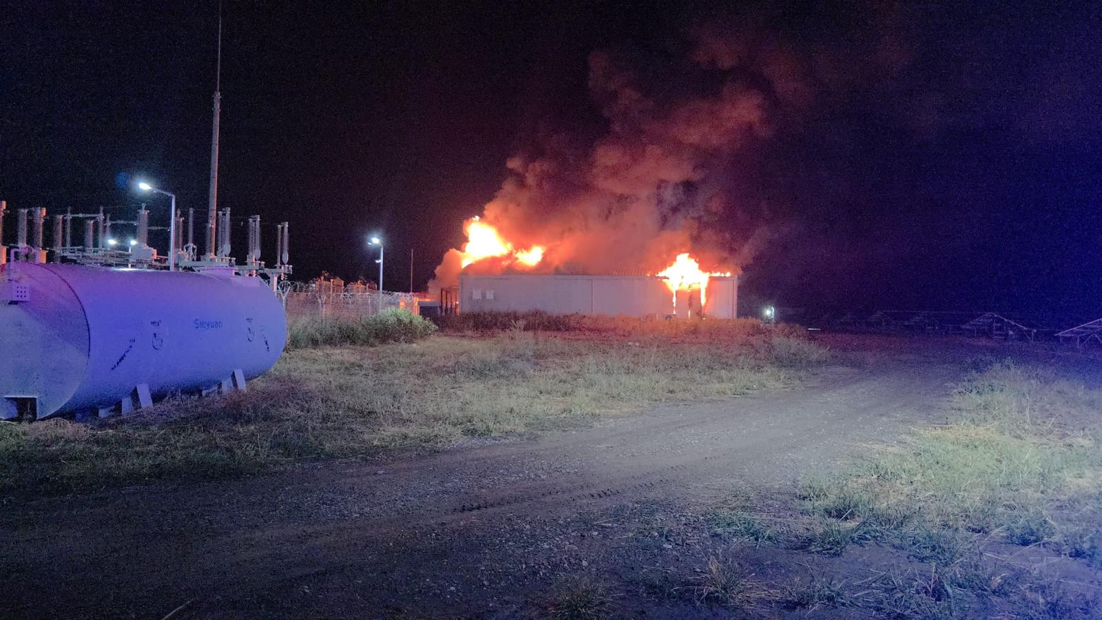 Incendiu la Stâlpu: Flăcări uriașe la hala de baterii din Buzău