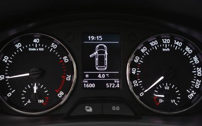 Mașină second-hand? Așa afli sigur dacă e țeapă cu kilometrajul