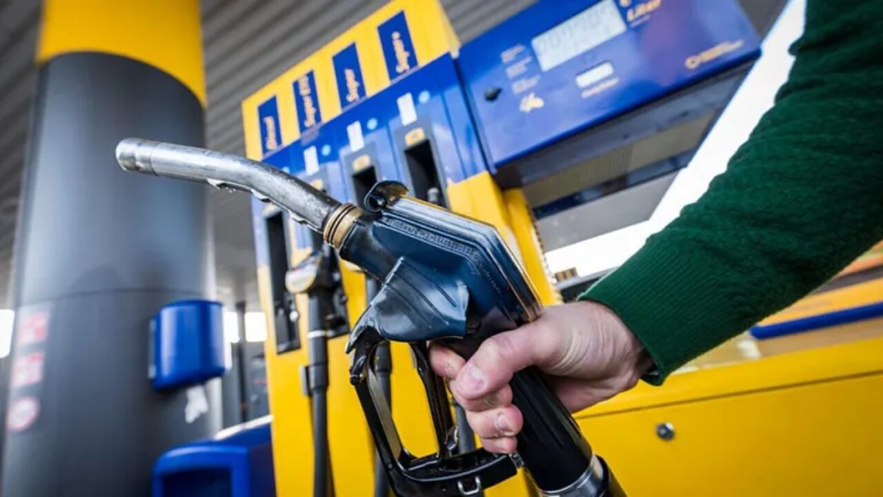 Motorina sub 10 lei: Guvernul taie 20% din acciză