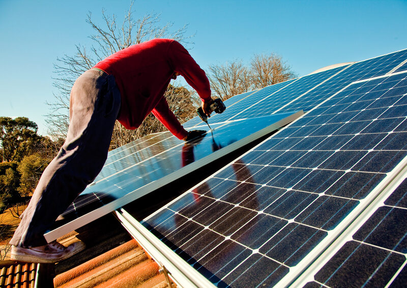România: Câți prosumatori sunt acum racordați la rețeaua electrică
