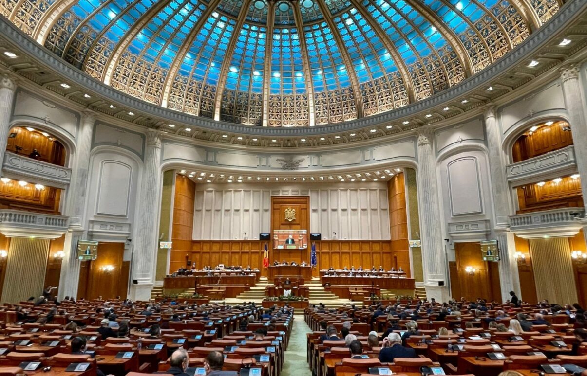 PLĂTIM PFizer! Parlamentul, teatru politic pe datorii
