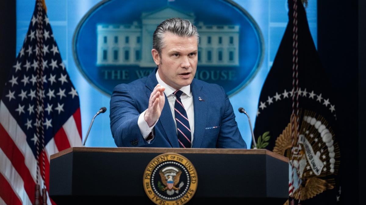 Hegseth, taxat de republicani: A ținut democrații pe hol la bugetul Apărării