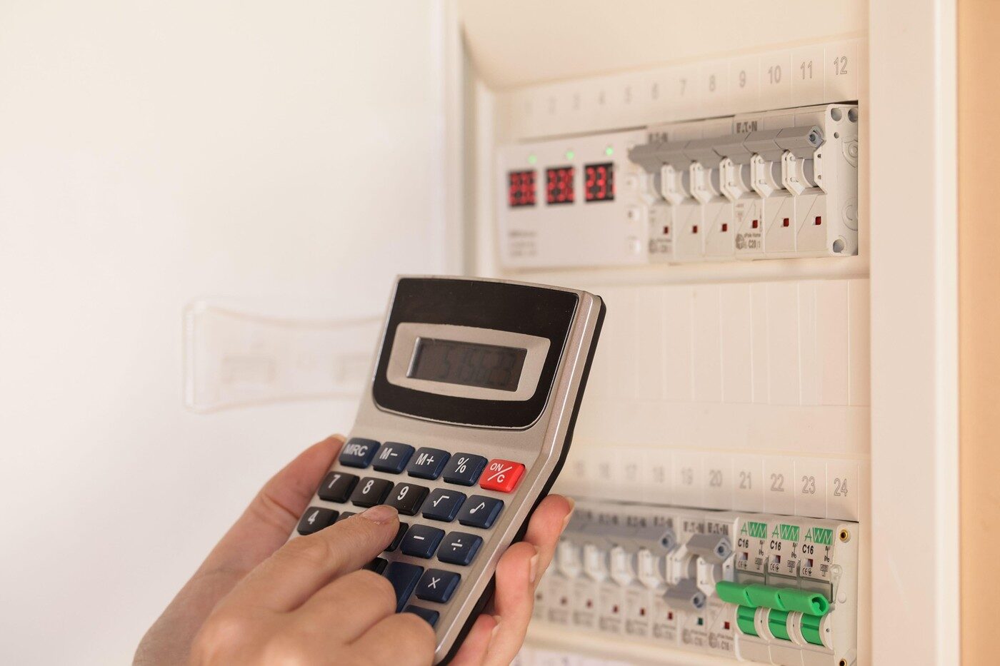 Energie gratis online: Românii verifică consumul și primesc alerte