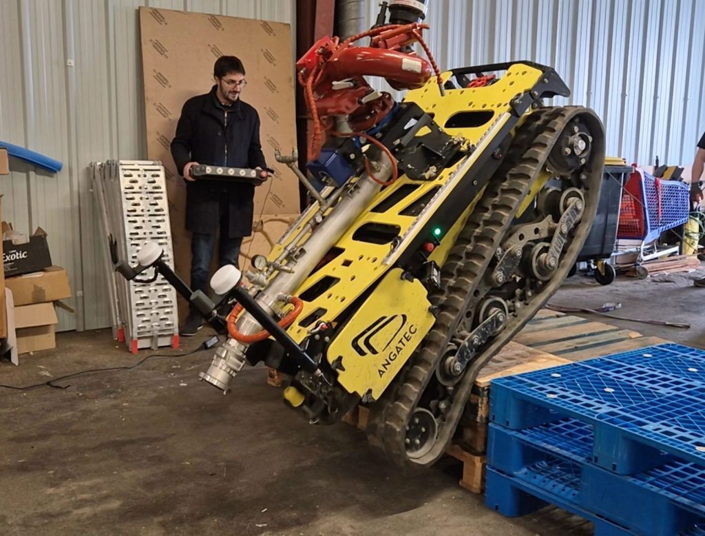 București: Robot românesc doboară drone, stinge incendii și ajută la agricultură