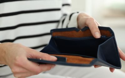 AI dă sfaturi financiare: Experții avertizează pe români