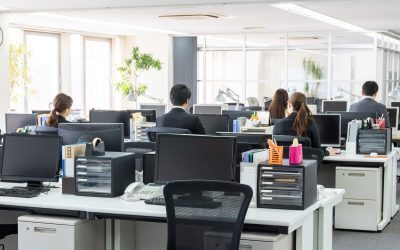 AI: Mai puțină muncă, spun șefii. Angajații spun altceva