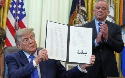 Trump, acuzații false la semnarea decretului pentru vaccinuri copii