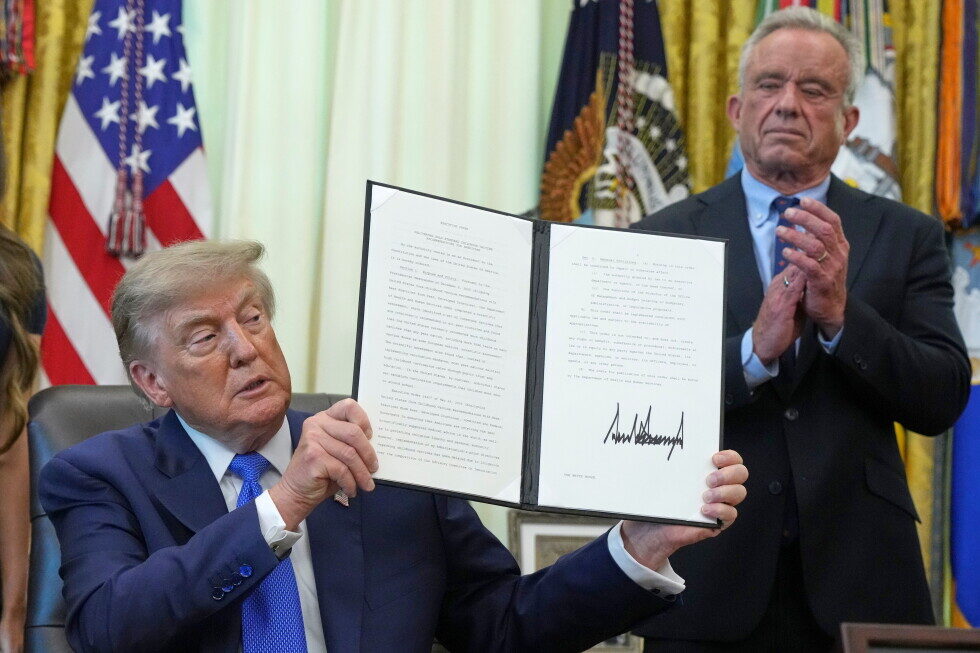 Trump, acuzații false la semnarea decretului pentru vaccinuri copii