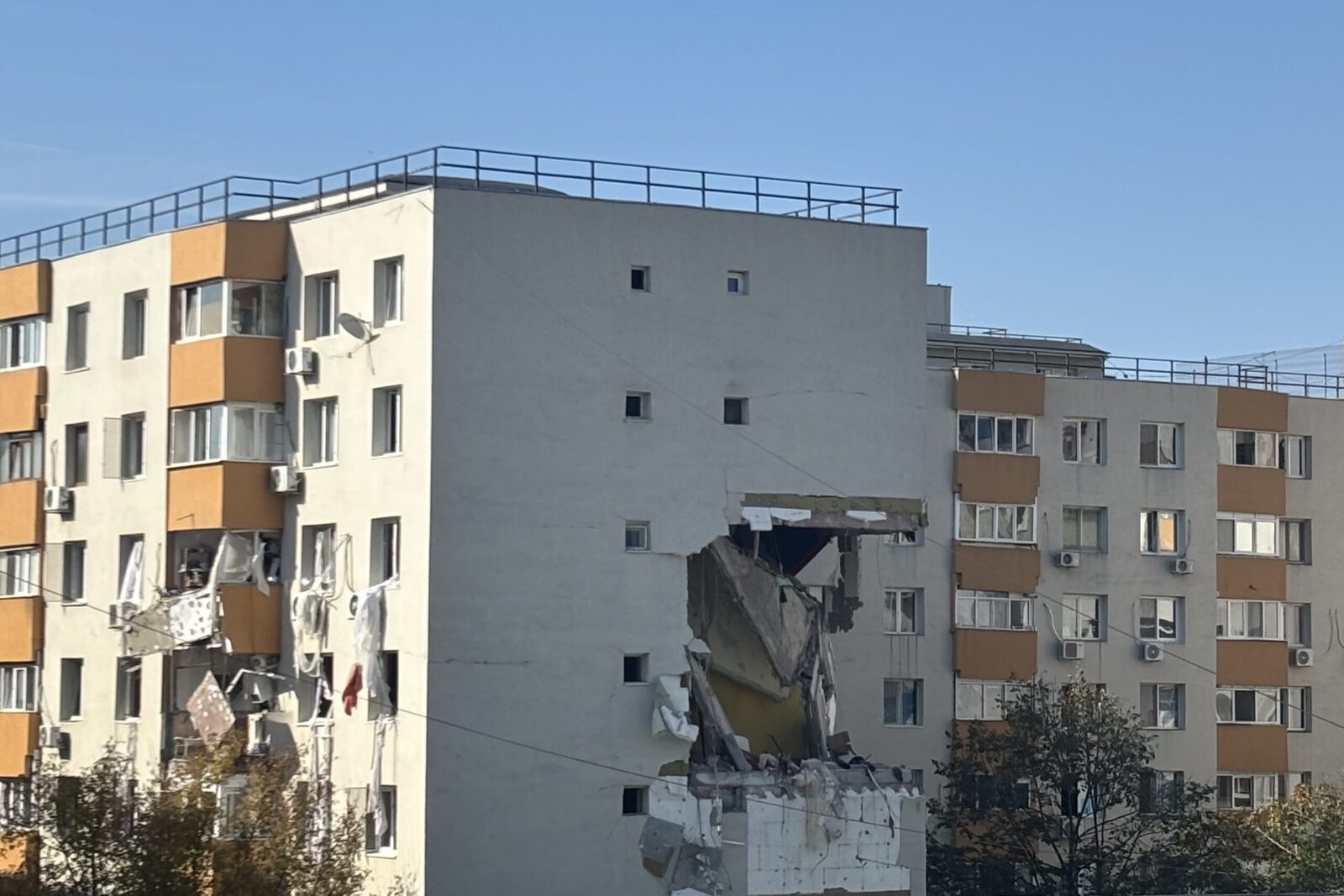 Rahova: Blocul explodat, pus în siguranță de Primărie