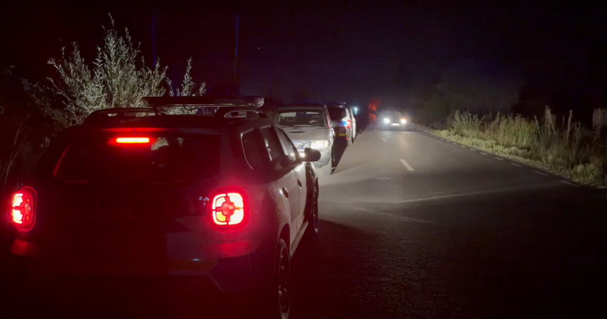 Fugarul căutat de trei zile după ce a furat o mașină din Bulgaria a fost prins. Polițiștii l-au găsit ascuns pe un câmp din Dolj